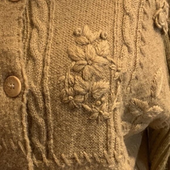 𝅺VINTAGE 100% wool long sleeves button down embroidered chunky knit cardigan M - Picture 10 of 15
